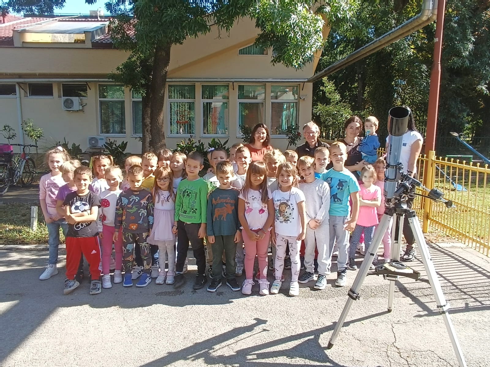 Mališani iz ''Bisera'' posmatrali Sunce i Mesec kroz teleskop