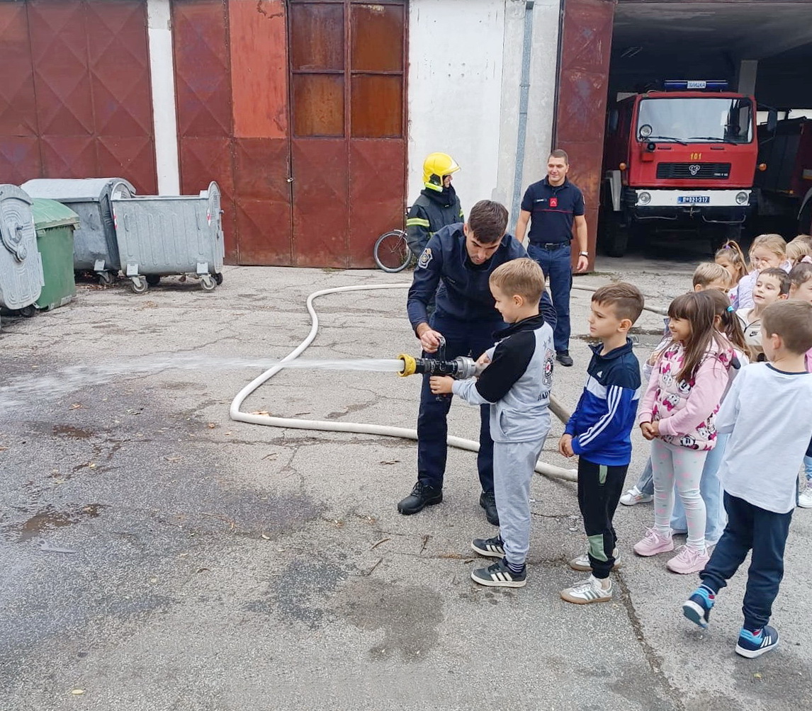 Mališani u poseti vatrogascima