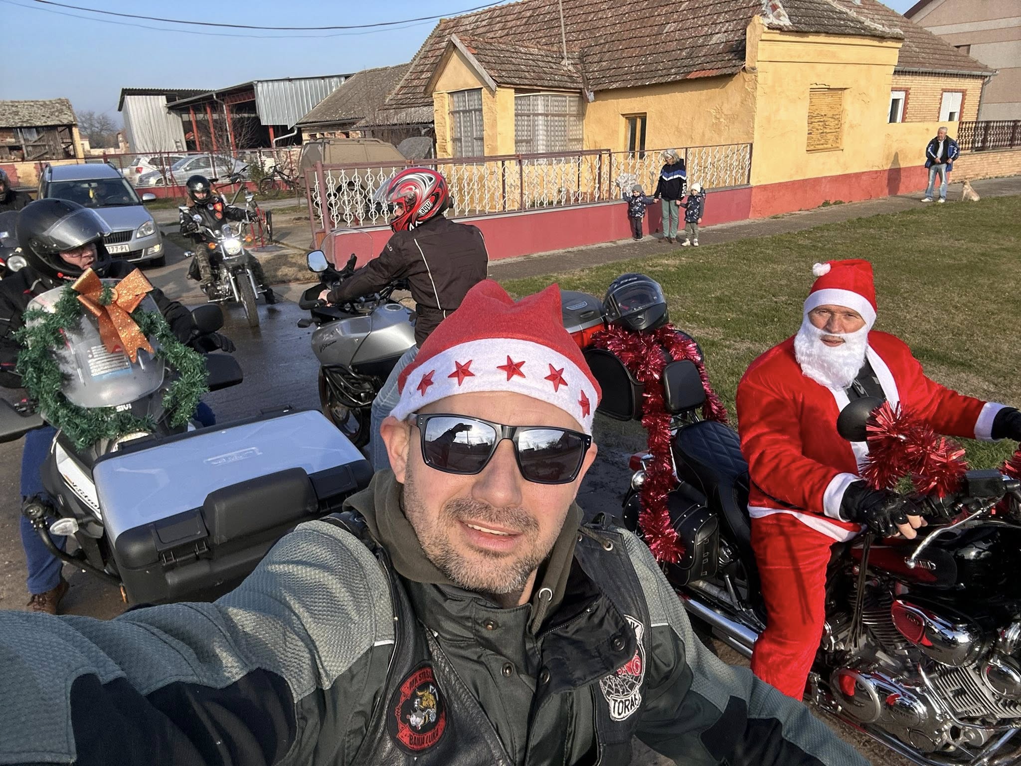 Moto Deda Mrazovi ulepšali praznike i podelili paketiće u Torku