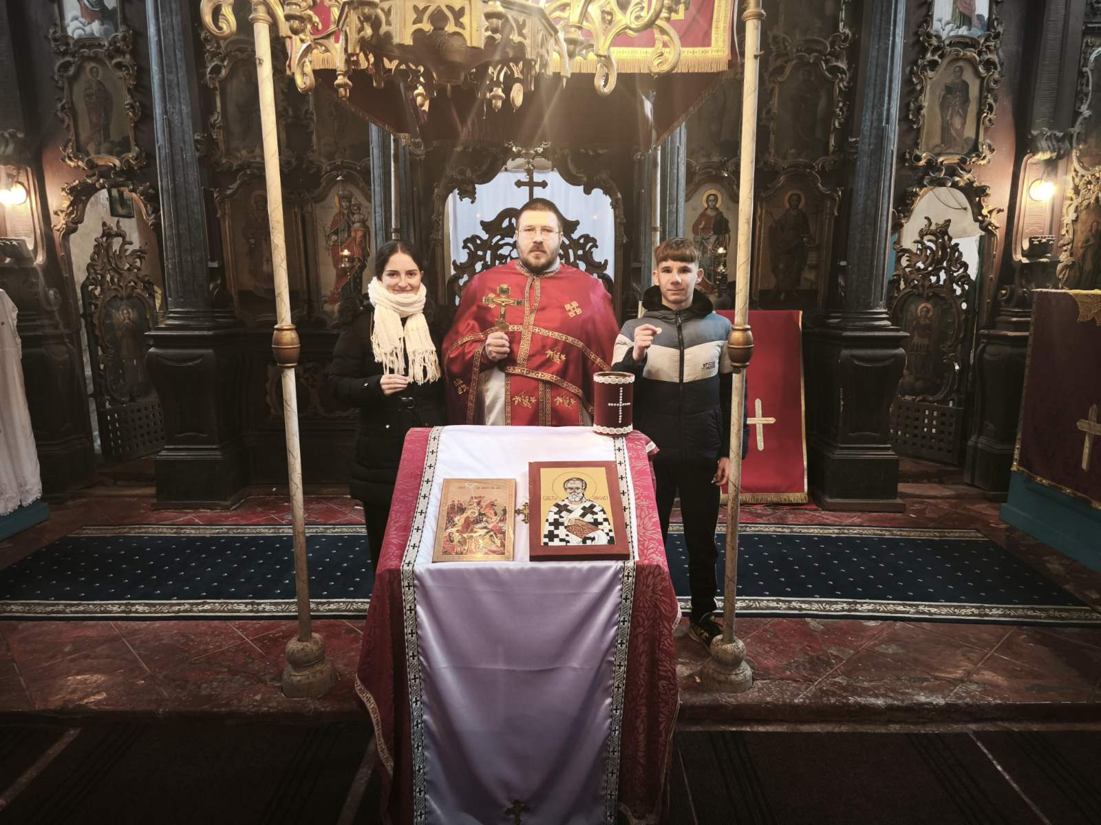 Pronađena dva srebrnjaka prilikom lomljenja česnice